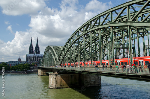 Hohenzollernbrücke mit Dom © frankolor