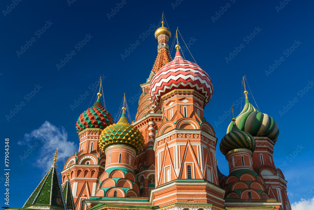 Fototapeta premium St. Basil's Cathedral in Moscow on a sunny day