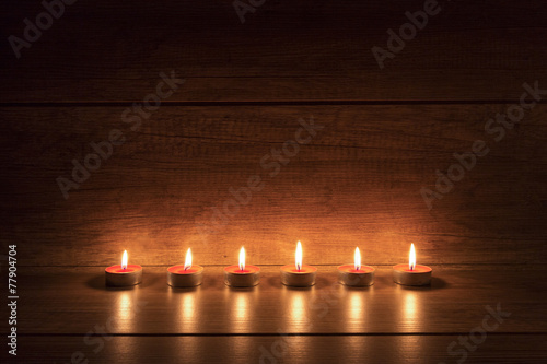 Świeczki na drewnianej teksturze