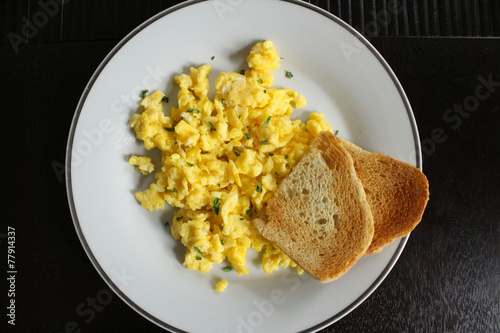 Scrambled eggs with toasted bread