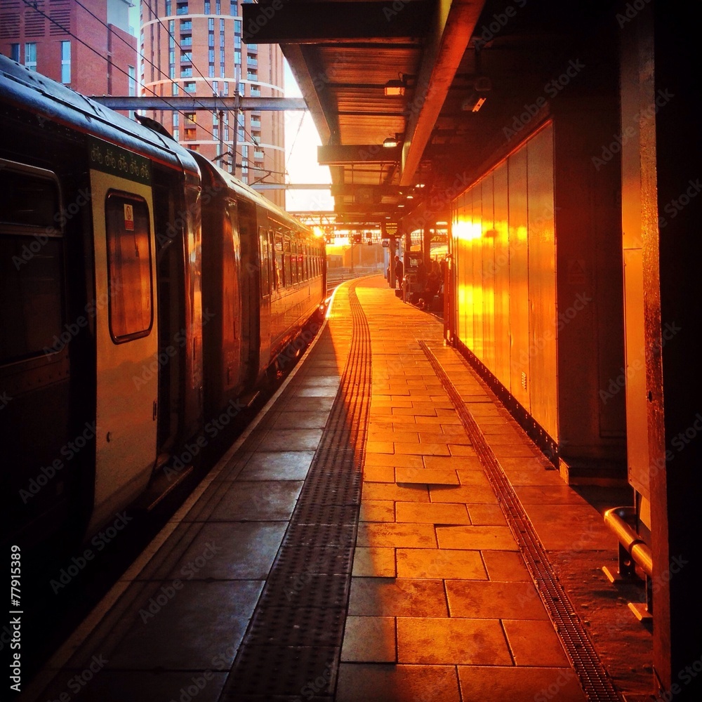 Obraz premium sun setting on train platform