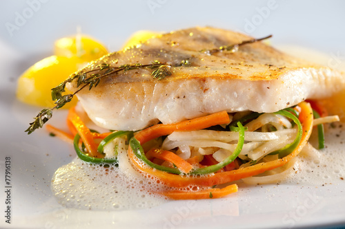 Foto Fried pike perch fillet with vegetables.