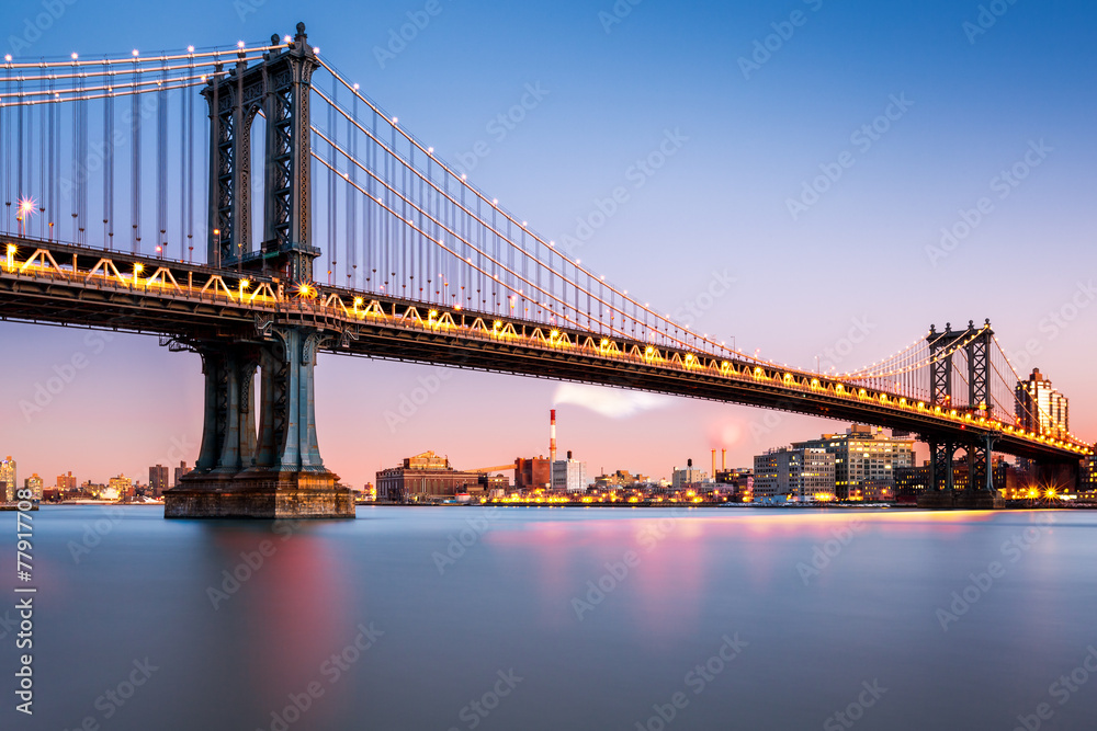 Naklejka premium Manhattan Bridge oświetlony o zmierzchu
