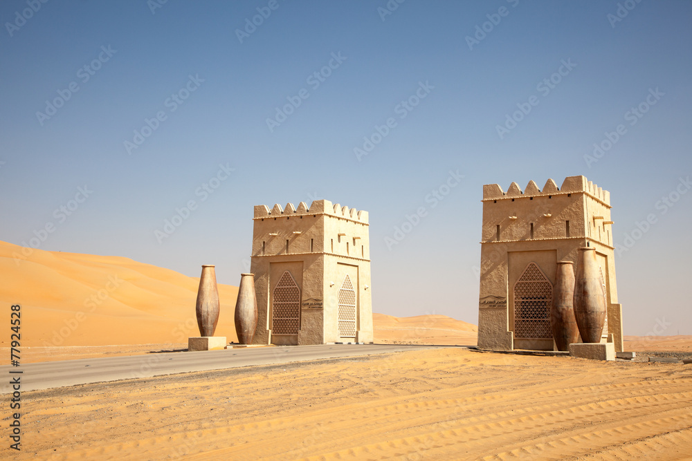 Naklejka premium Gate in a desert. Abu Dhabi, United Arab Emirates