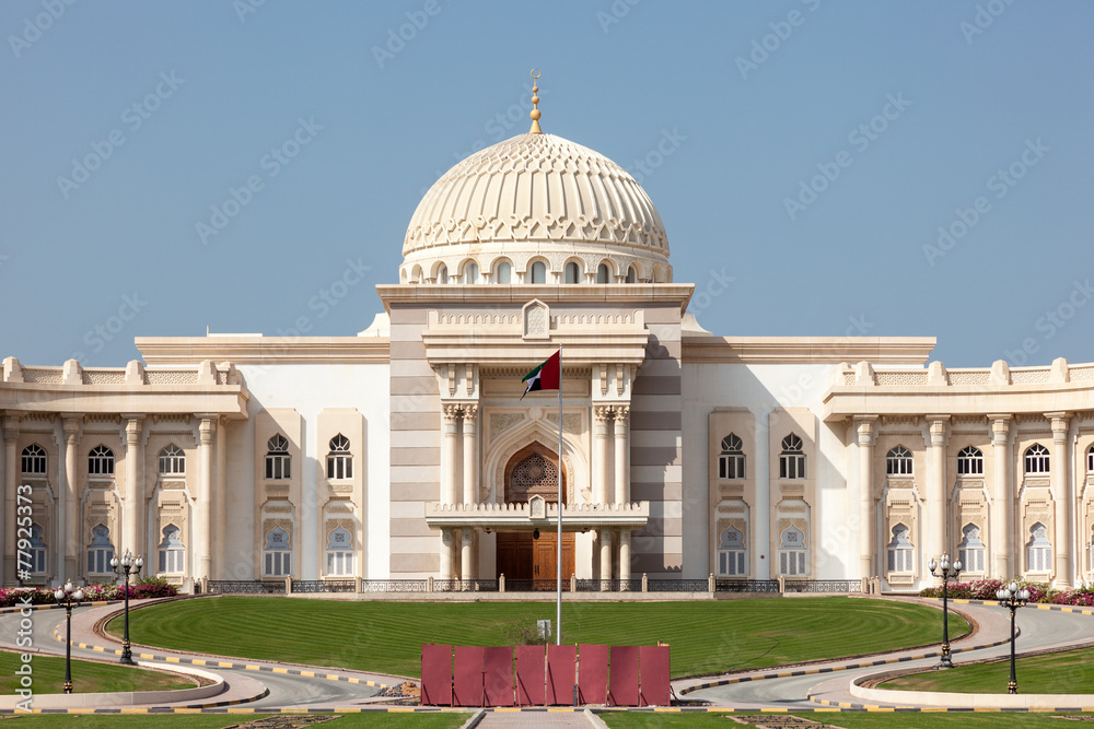 Naklejka premium Budynek rządowy w mieście Sharjah w Zjednoczonych Emiratach Arabskich