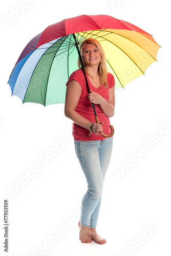 Junge Frau steht unter einem Regenschirm