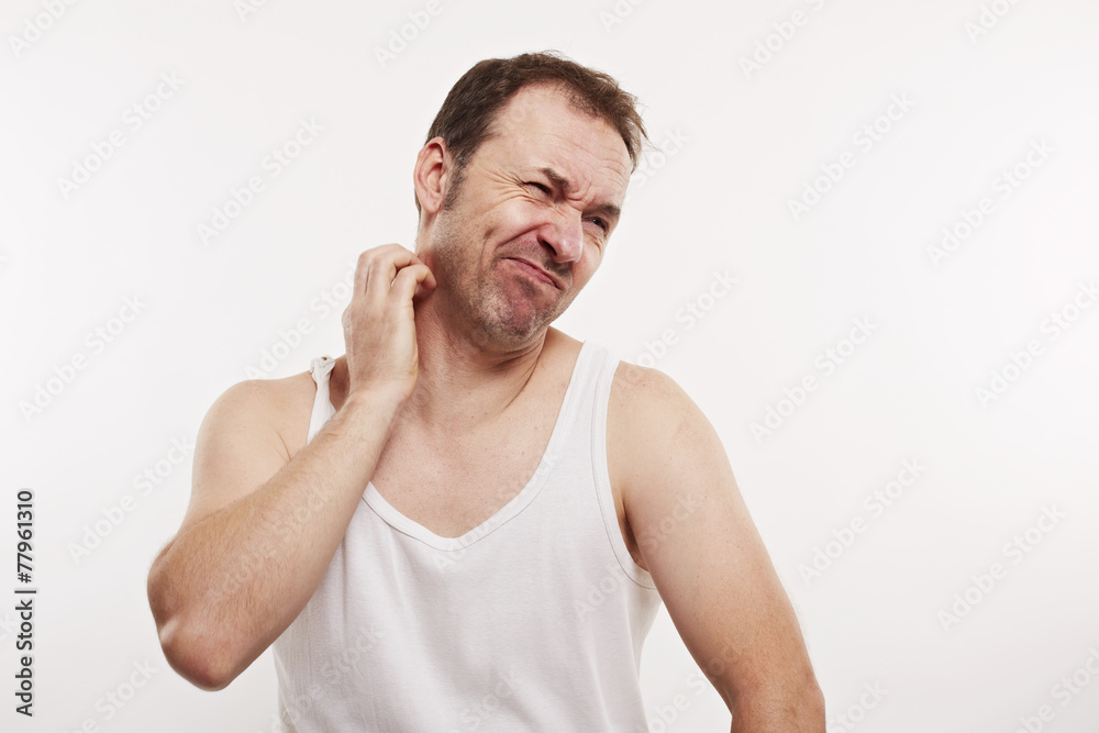 Mann kratzt sich am Hals Mann kratzt sich am Hals