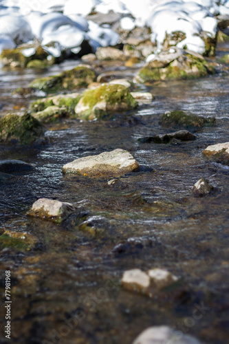 Flussbett mit Steinen