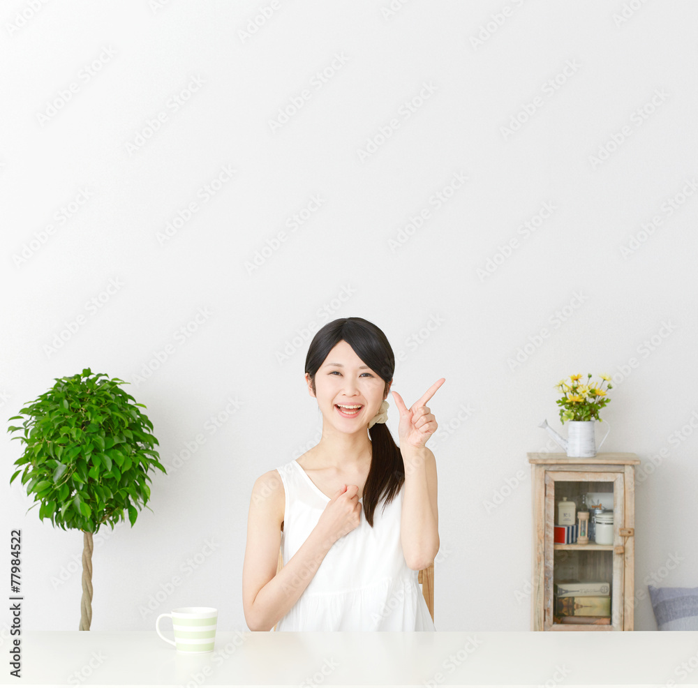 チェックサインする女性