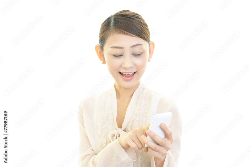 スマートフォンを操作する女性