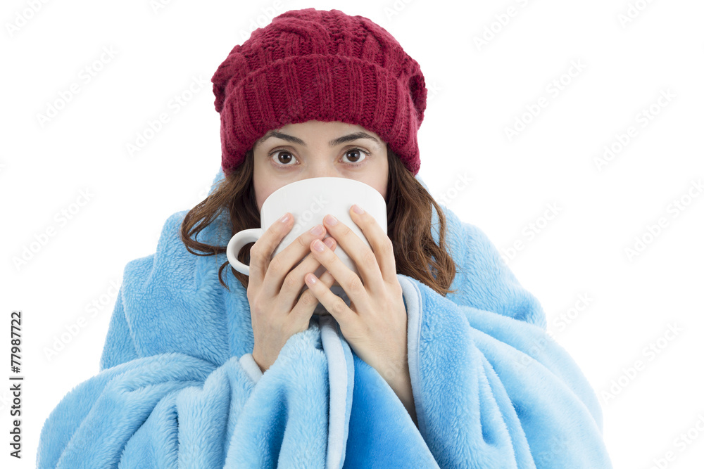 Foto Woman feeling cold and drinking warm tea