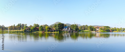 Fotografia Beautiful view of lakeside home in nature