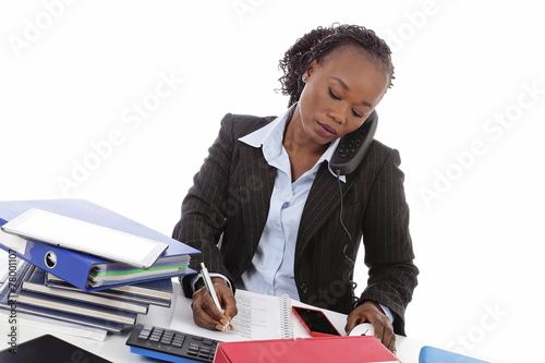 femme noire stressée au bureau