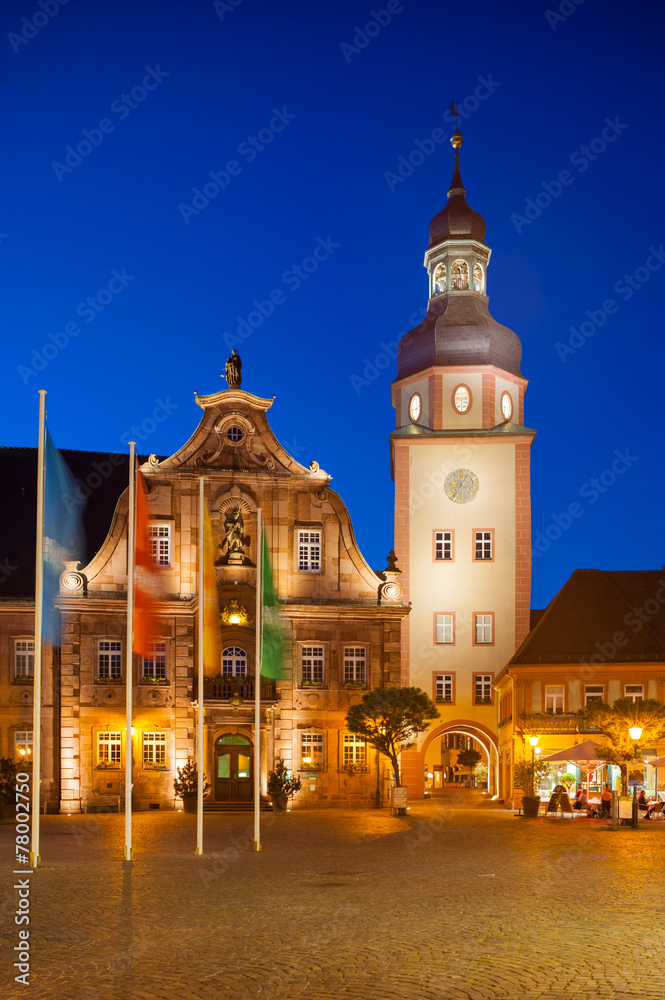 Marktplatz mit Rathaus und Rathausturm, Ettlingen, Schwarzwald,