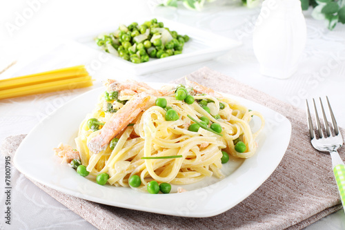 Pasta with salmon and peas