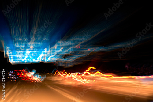 unscharfe Rücklichter nachts auf der Autobahn