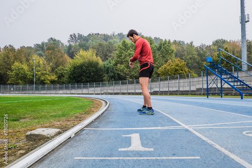 Uomo che corre su pista di atletica