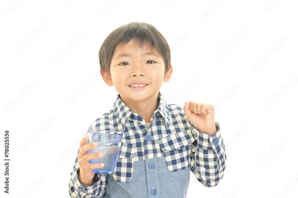 水を飲む男の子 水を飲む男の子