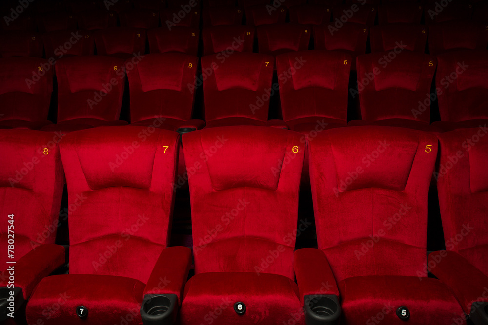 Obraz premium Empty rows of red theatre or movie seats