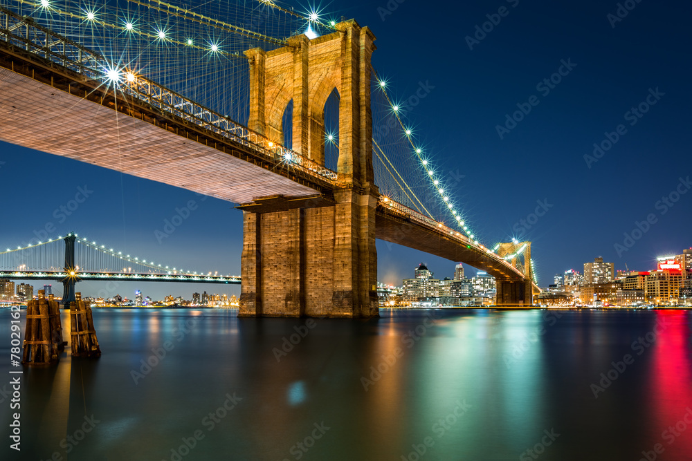 Naklejka premium Oświetlony Most Brookliński nocą