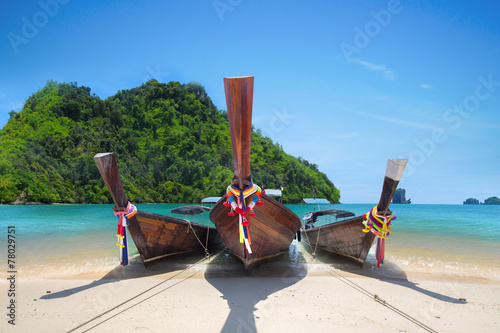 long boat on island in Thailand © potowizard