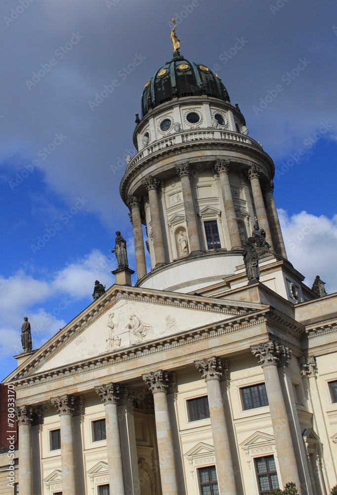 Portal und Kuppel des Französischen Doms in Berlin