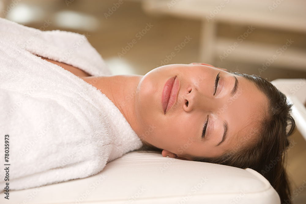 Junge Frau entspannt sich im Beautysalon Junge Frau entspannt sich im Beautysalon