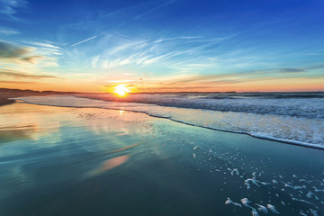 Sierkussen Strand en zee Rustige zonsondergang aan horizon  © ikostudio