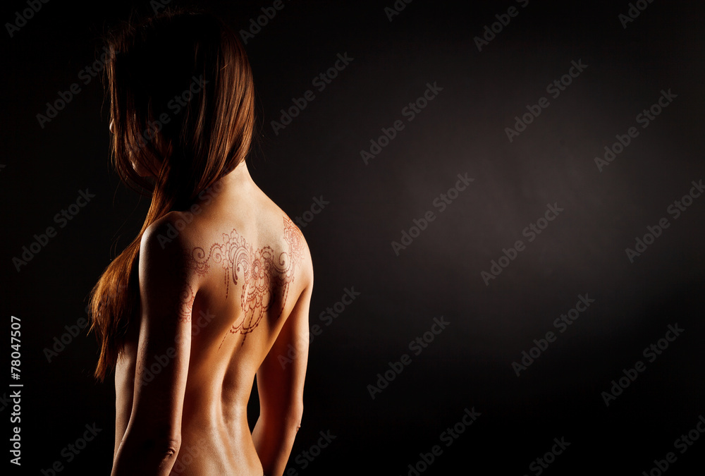 naked back of young girl with henna tattoo mehendi naked back of young girl with henna tattoo mehendi