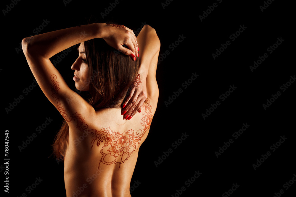 naked back of young girl with henna tattoo mehendi naked back of young girl with henna tattoo mehendi