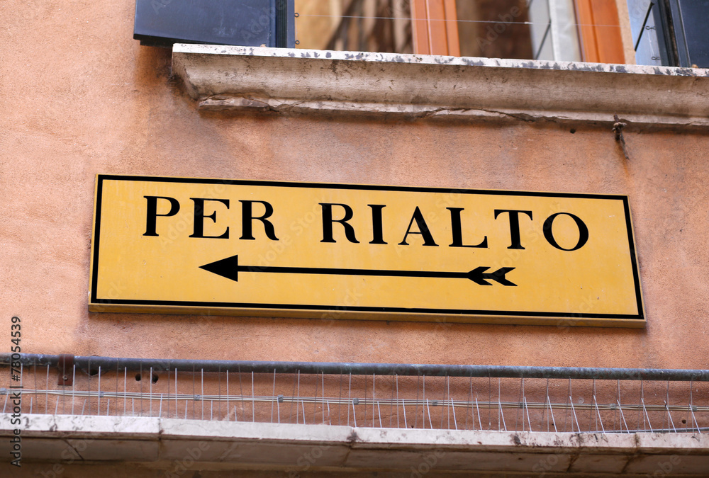 Obraz premium road signal to Rialto Bridge in Venice