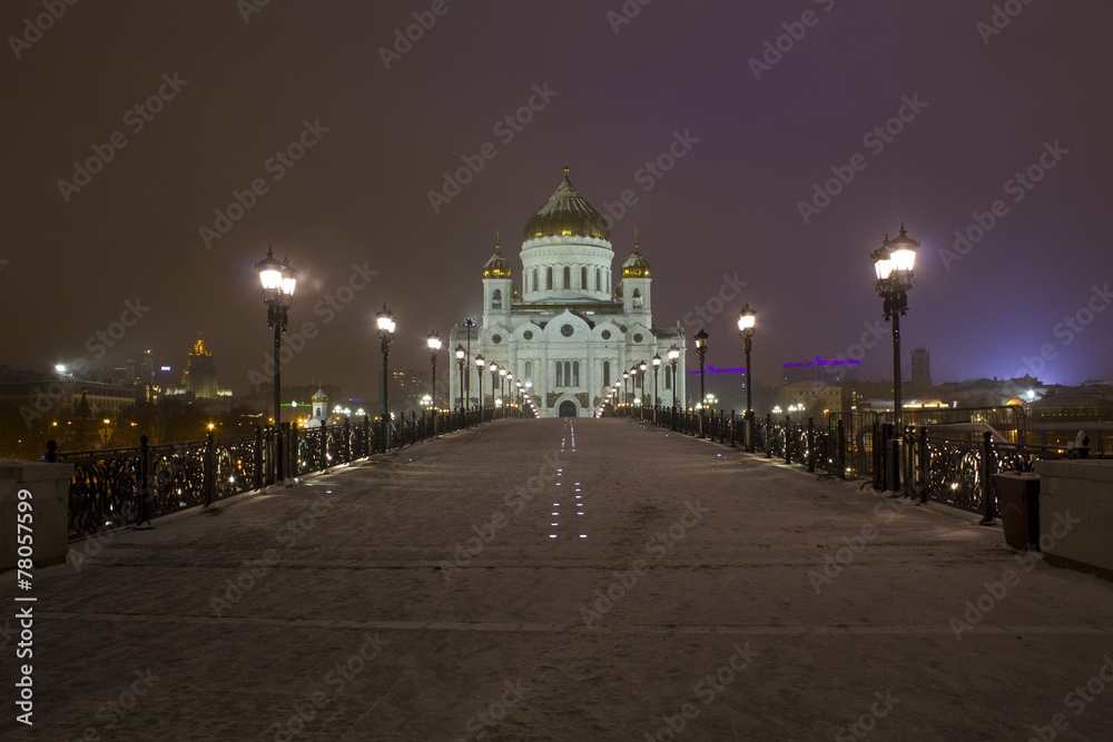 Obraz premium Moscow's Christ the Savior Cathedral at night in the snow