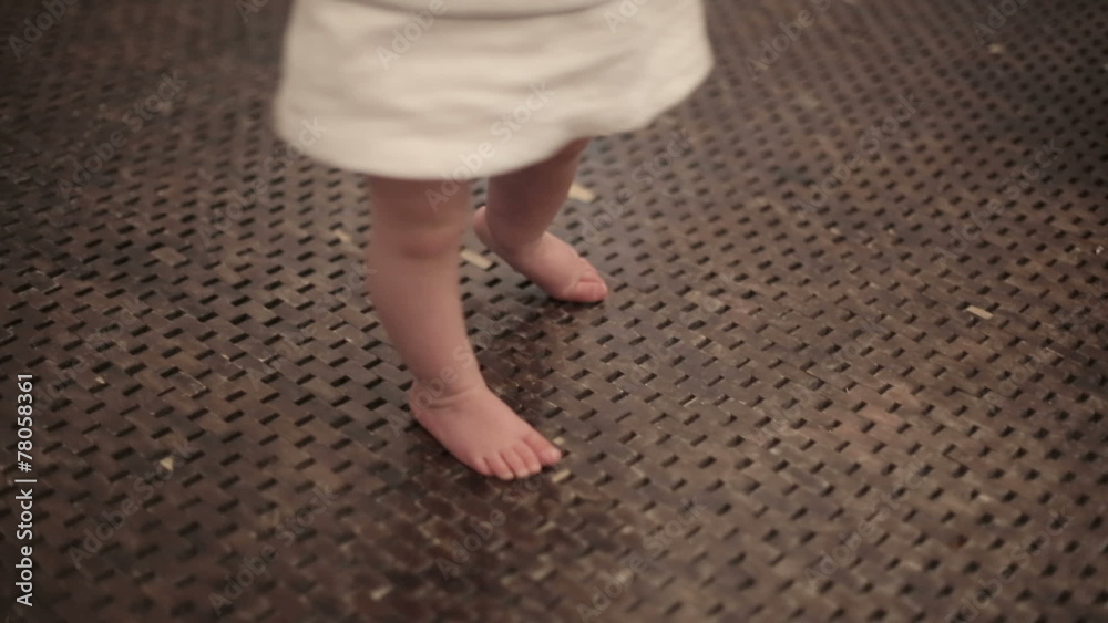 Baby learns to walk Baby learns to walk