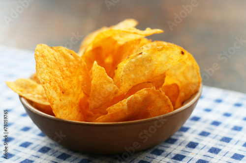 Kartoffelchips, Chips im Holzschälchen, Naschereien die Fett ansetzen und dick machen, naschen, knabbern, Knabberei auf Party, Dickmacher