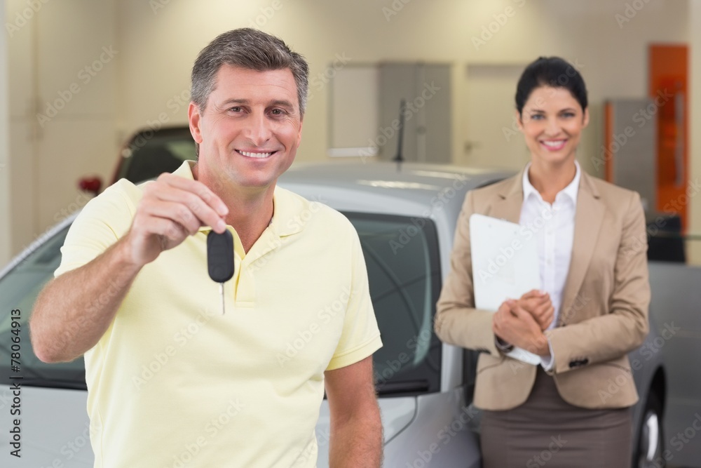 Obraz premium Smiling customer showing his new car key