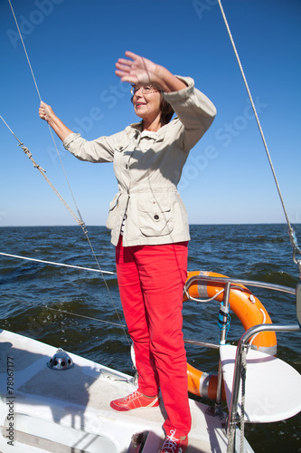 Elderly woman yachtsman on a sailing yacht © glebchik
