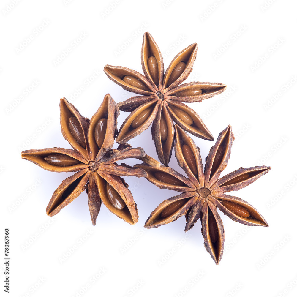Anís estrellado aislado sobre fondo blanco. Especias de cocina. Anís estrellado aislado sobre fondo blanco. Especias de cocina.