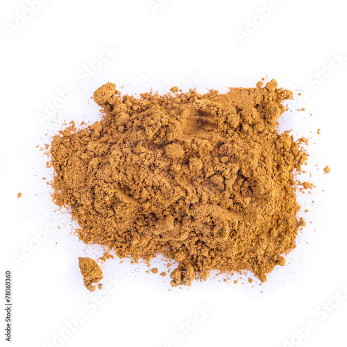 Canela molida en polvo aislada sobre un fondo blanco