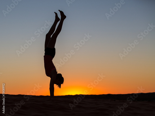Fototapeta Sunrise handstand