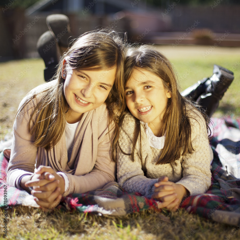 Hermanitas juntando las cabezas