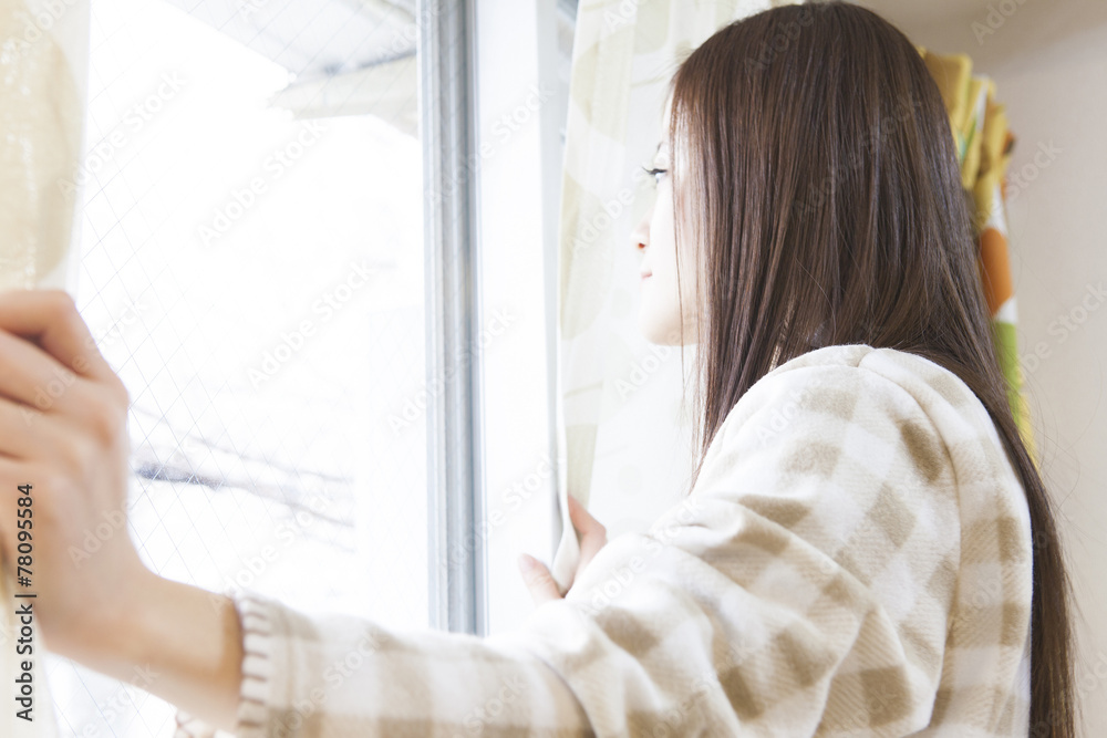 カーテンの前に立つ女性 カーテンの前に立つ女性