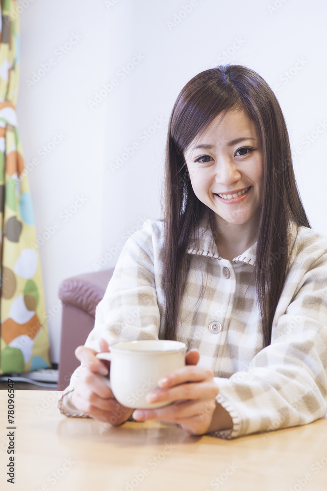 コーヒカップを持つ女性 コーヒカップを持つ女性