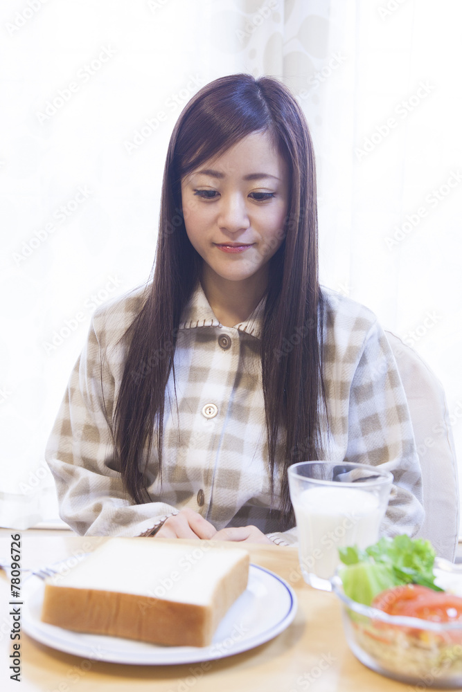 朝食をとる女性