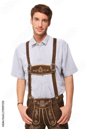 Junger Mann in Lederhosen