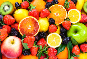 Crédence de cuisine Fruits Mélange de fruits frais agrumes baies pommes  © travelbook