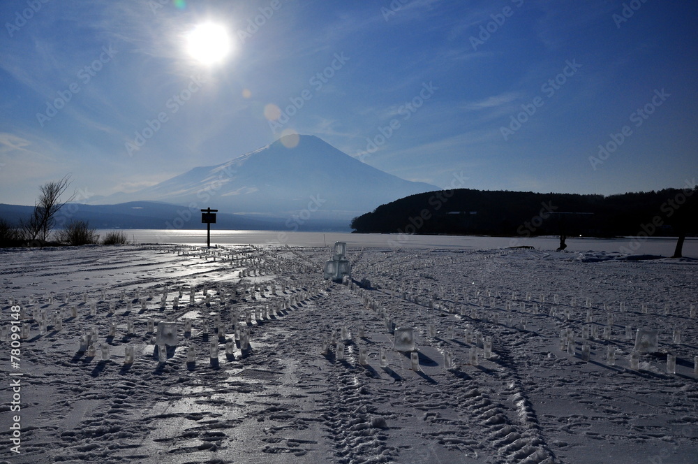 山中湖からの富士山とアイスキャンドル