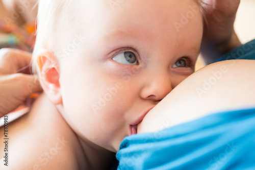 Fotografie Baby wird gestillt