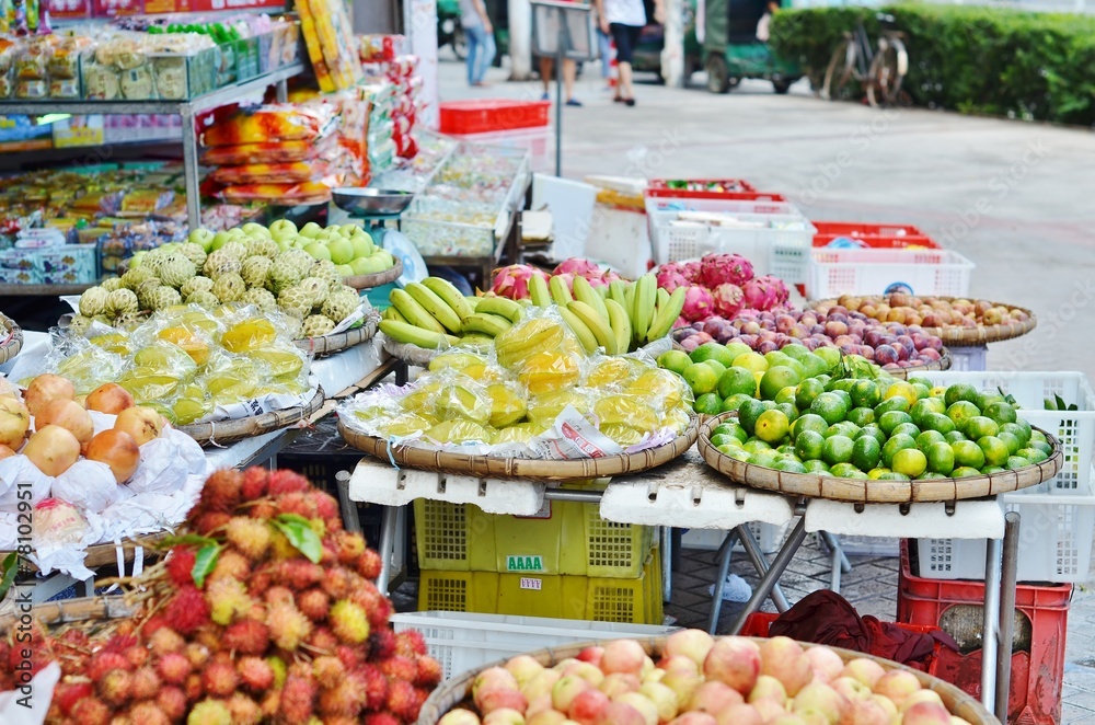 Trade exotic fruits in tropical China