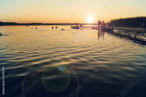 Fototapeta Naklejka Na Ścianę i Meble -  jezioro podczas zachodu słońca z falrą