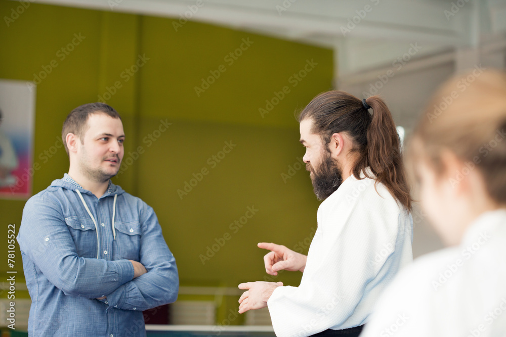 Obraz premium Aikido instructor talking to girl's father